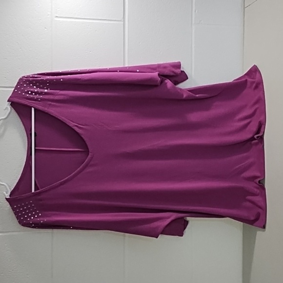 Soft Stretchy Silver Studded V-neck 3/4 Sleeve Tee-shirt - Picture 10 of 10